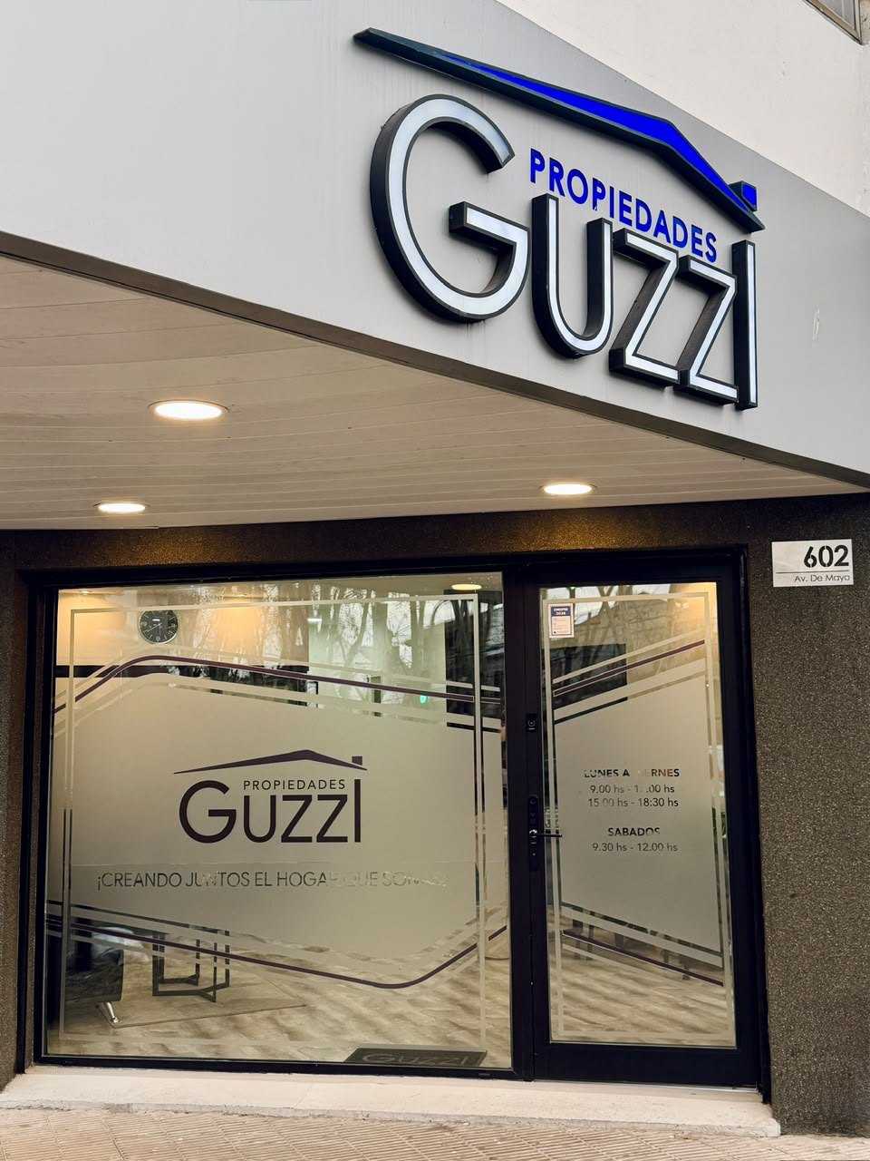 Frente de la oficina de Guzzi Propiedades en Av. de Mayo 602